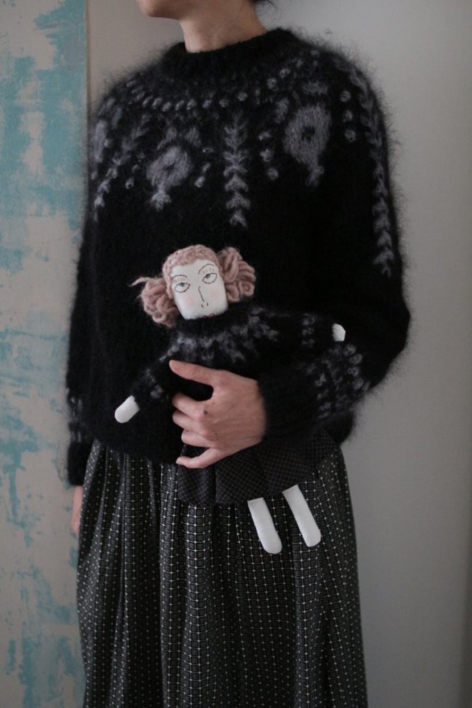 パリジェンヌの編みもの - 「”食器”模様のロピ風セーター」ブラック&グレーバージョン
