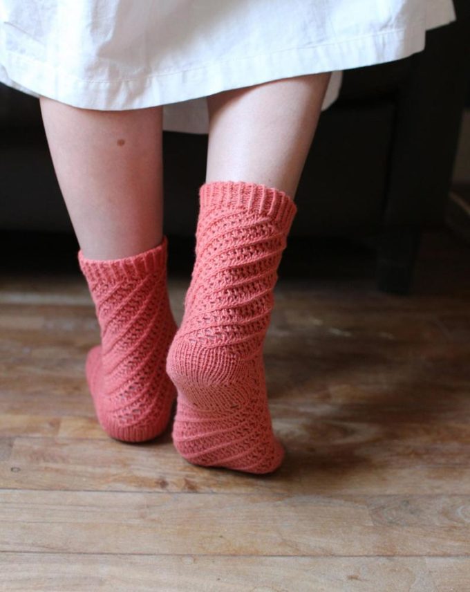 タビの手編み靴下 ピンク